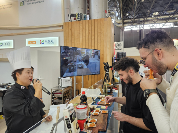 한국관에서 비건식을 시식 중인 프랑스 현지 바이어