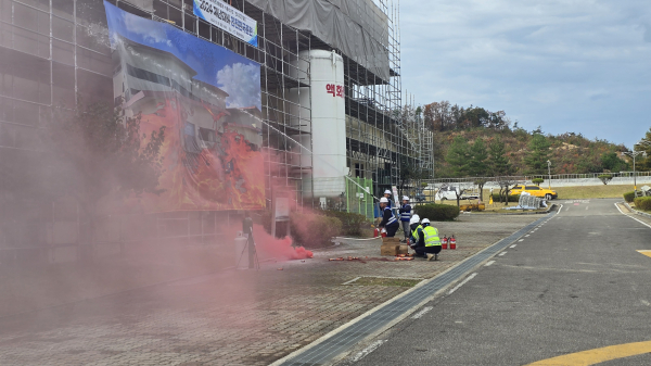 29일 강원 횡성군 송전정수장 설비동 공사 현장에서 정전시설 긴급 복구 및 화재 진압 등 ‘2024년 재난대응 안전한국훈련’ 현장 훈련을 하고 있다.