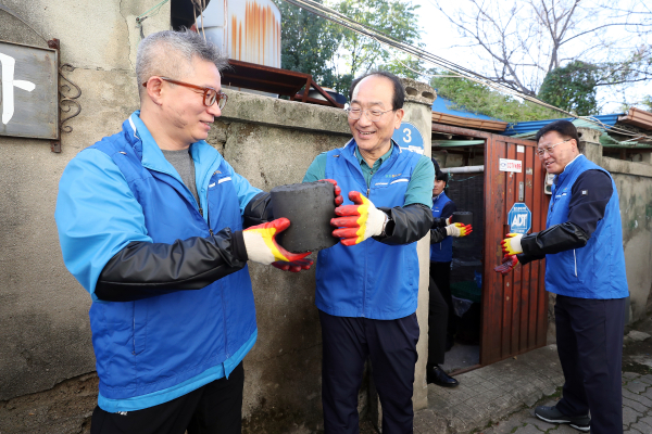 이성해 국가철도공단 이사장(가운데)이 이정욱 노동조합 위원장(왼쪽 첫 번째), 이현철 국가철도공단 경영본부장(오른쪽 첫 번째)과 연탄나눔을 위해 구슬땀을 흘리고 있다.
