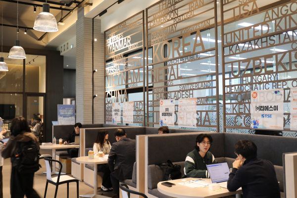 선문대 문성제 총장이 주산학 글로컬 JOB 페스티벌 행사장을 둘러보고 있다.