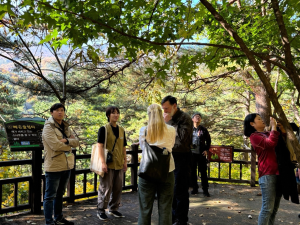 '2024 세계산림치유포럼 필드트립' 참가자들 대상 프로그램 진행 모습