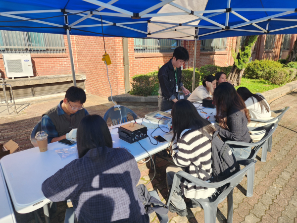 30일  ‘2024 대학농업 페스티벌’에서 국립장성숲체원의 산림교육프로그램 체험 부스에서 참가자들이 편백향기주머니 만들기, 나만의 우드코스터 만들기 프로그램을 체험하고 있다