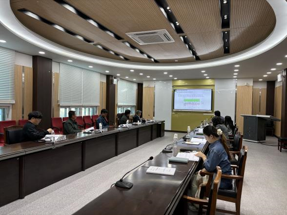 ‘2024 스마트농업 테스트베드 교육장 경진대회’에서 천안형 오이 생산성 향상 모델 개발 사례를 발표하고 있다.