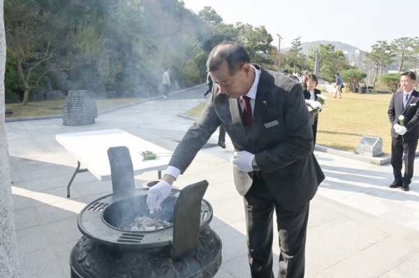 무공수훈자 공적비 제막식행사에서 분향하는 최원철 시장 모습