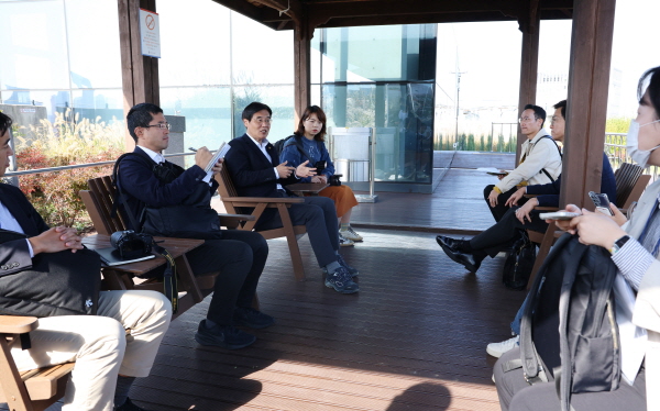 김형렬 행복청장(왼쪽 줄 위에서 두 번째)이 정부세종청사 옥상정원에서 외신기자들과 환담을 나누고 있다