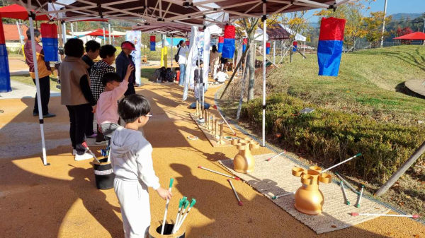 지난달 31일, 세종유아생태체험센터 솔솔 놀이터(금남면 영대리)에서 마을 주민과 함께하는 ‘전통 놀이 한마당’ 프로그램이 운영 (투호놀이)