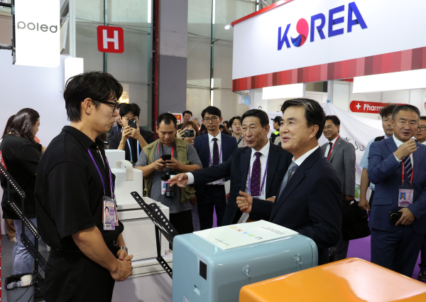 충남관을 방문해 참가기업 격려에 나선 김태흠 충남지사