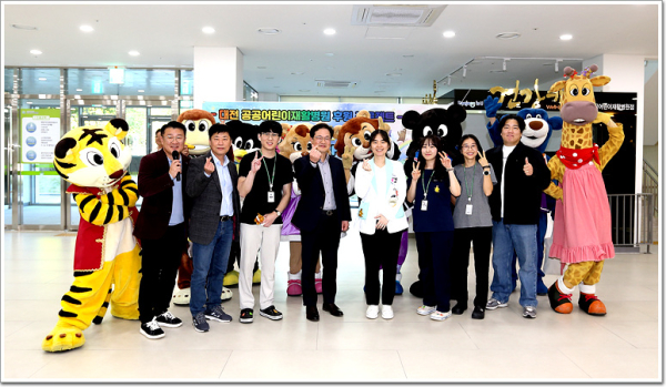 지역 공공어린이재활병원 후원 행사로 사회 공헌 프로젝트 수행 단체사진