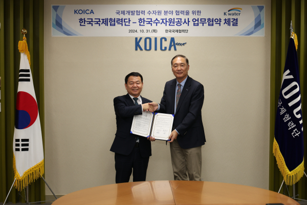 윤석대 한국수자원공사 사장(사진 왼쪽)이 장원삼 한국국제협력단 이사장(사진 오른쪽)과 지난 10월 31일 업무협약을 체결하고 기념사진을 촬영하고 있다.