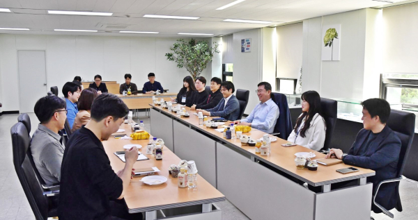 성창훈 사장이 다양한 세대의 직원들과 함께 타운 홀 미팅에 참석해 진솔한 대화를 나누고 있다.