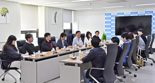 성창훈 사장이 다양한 세대의 직원들과 함께 타운 홀 미팅에 참석해 진솔한 대화를 나누고 있다.