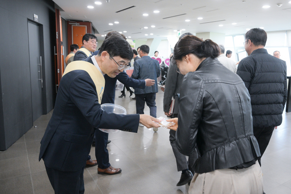 직원들에게 쿠키를 나눠 주고 있는 김하균 행정부시장