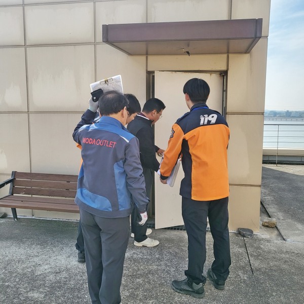 비상구 점검 모습