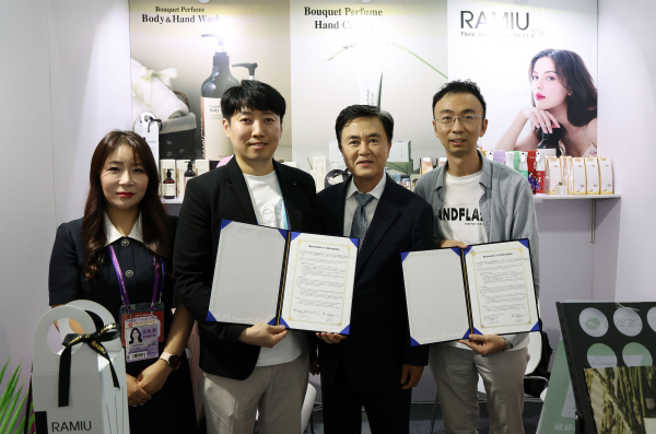 캔톤페어 충남관 방문 및 참가기업 격려에 나선 김태흠 충남지사