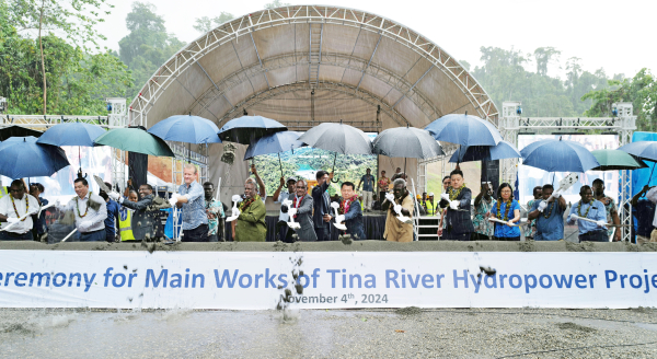 티나강 수력발전사업 본댐 착공식 시삽 모습 /윤석대 한국수자원공사 사장(사진 가운데)