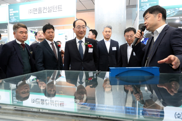 ‘2024 건설교통신기술 전시회’ 부스에서 설명을 듣고 있는 이성해 국가철도공단 이사장(가운데)