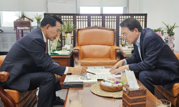 지난 4일 이완섭 서산시장과 성일종 국방위원장이 주요 현안 사업에 대해 의견을 나누는 모습