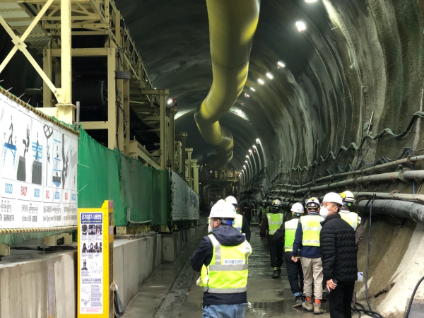 5일 춘천~속초 철도건설 7공구 현장에서 강원본부 안전품질부가 외부전문가와 합동으로 터널시공 합동점검을 시행하고 있다.