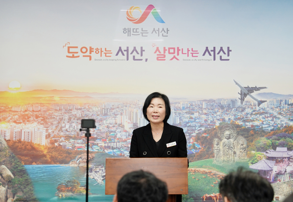 김용란 서산시 보건소장이 6일 시청 브리핑룸에서 기자회견을 열고 지역응급의료센터 지정과 동부건강생활지원센터 운영 계획에 대해 설명했다