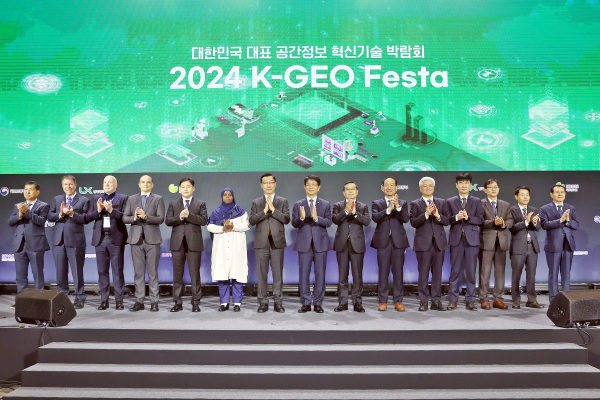 이성해 국가철도공단 이사장(오른쪽 여섯 번째)이 6일 고양시 킨텍시에서 개최된 'K-geo Festa'에 참여해 박상우 국토교통부 장관(오른쪽 여덟 번째) 등 관계자들과 함께 기념촬영