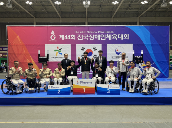 충남 펜싱팀 단체 2위 시상 사진(왼쪽 네번째 유희명 선수)