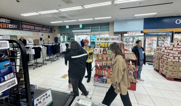 지난 6일 태안읍 태안농협하나로마트에서 진행된 화재대비 민방위 훈련 모습.