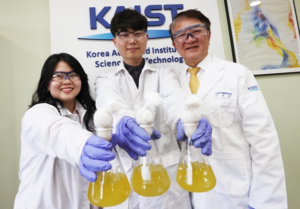 (왼쪽부터) 신디 프리시리아 박사, 문천우 박사과정, 이상엽 특훈교수