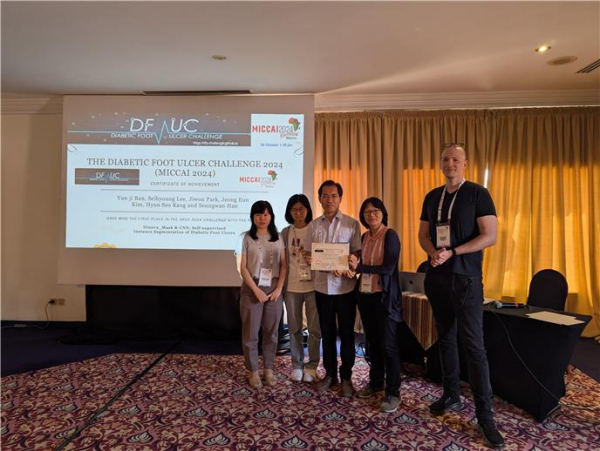 왼쪽부터: ETRI 박지원 선임기술원, 반윤지 책임연구원, 이세형 박사,챌린지 주최자인 Moi Hoon Yap 교수, Raphael 박사과정