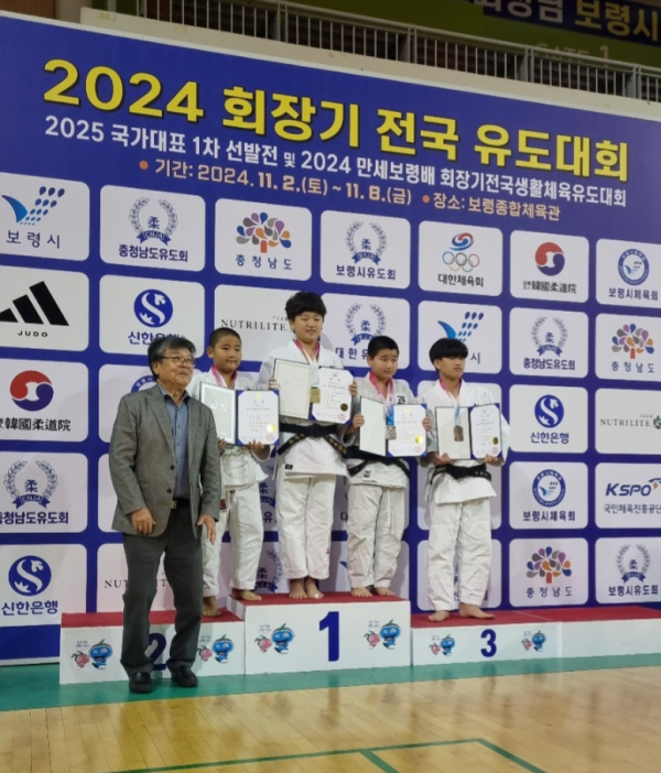 유도 남초부-60kg급 시상식(가운데 천동초 김우성학생)