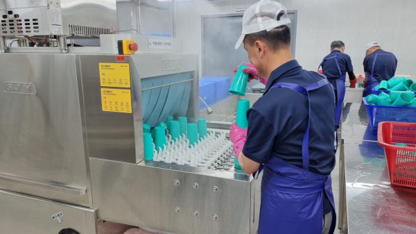 다회용기 세척 작업