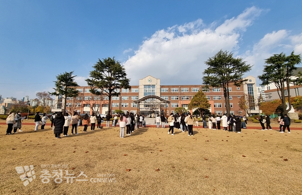 수능 예비소집일에 모인 수험생들