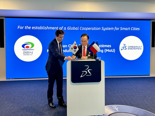 지난 8일(현지시간) 프랑스 벨리지에 위치한 다쏘시스템 본사를 방문해 자크 벨트랑(Jacques BELTRAN) 공공·스마트도시 부문 부사장과 ‘천안시 스마트도시 조성 협력’을 위한 업무협약을 체결했다.