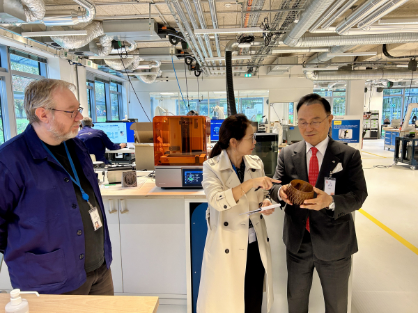 다쏘시스템 스타트업 육성시설 참관하는 박상돈 시장