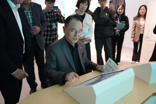 11일, 성성호수공원 방문자센터에 미디어아트 영상관 개관 모습