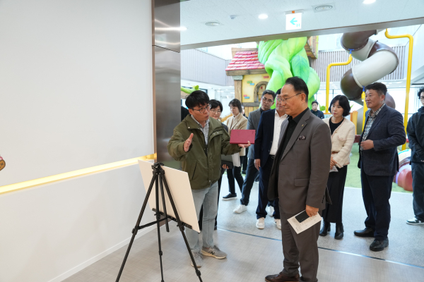 11일, 성성호수공원 방문자센터에 미디어아트 영상관 개관 모습