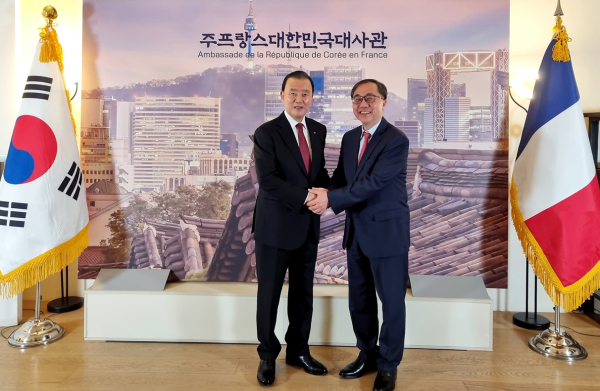 주프랑스대한민국 대사관 간담회 기념사진   * aT 홍문표 사장(왼쪽), 문승현 대사(오른쪽)