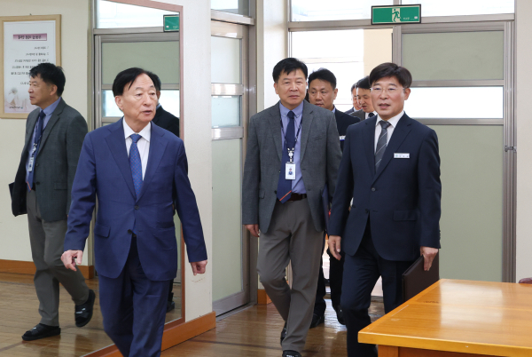 설동호 교육감, 수능 시행 준비 점검 및 수험생 격려 모습