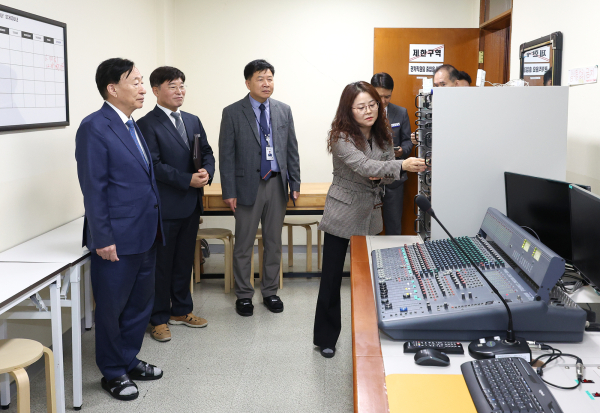설동호 교육감, 수능 시행 준비 점검 및 수험생 격려 모습