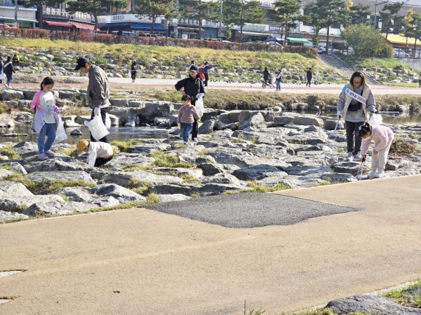 가족과 함께하는 ‘플로깅으로 지구 기 살리기’ 챌린지 진행 모습