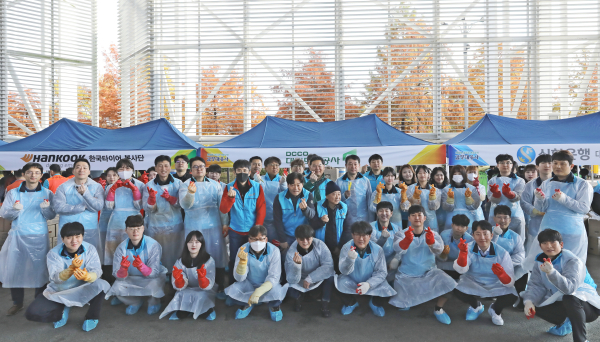 지역 소외계층 가정 김장비용 후원과 김장 담그기 봉사활동 진행 단체사진