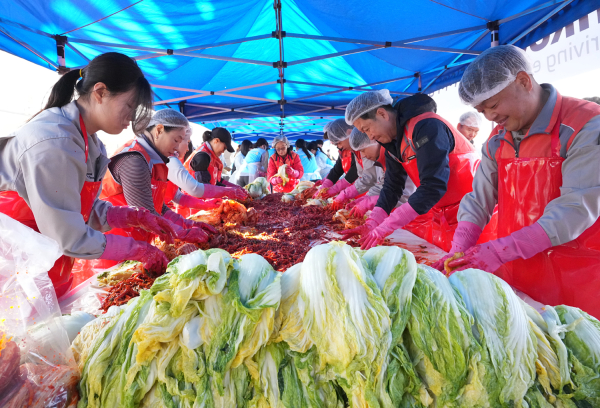 한국타이어, 따뜻한 겨울나기 김장 대봉사 참여 모습