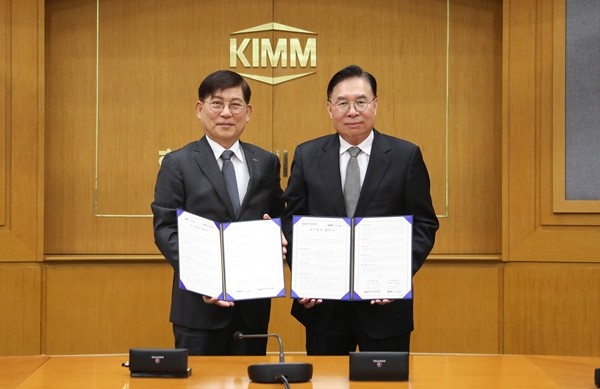 한국기계연구원 류석현 원장(오른쪽)과 한국광기술원 신용진 원장(왼쪽)이 업무협약을 체결하고 기념촬영을 하고 있다