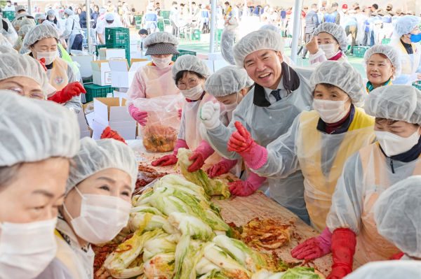 겨울 대비 취약계층을 위한 따뜻한 김장나눔 행사 진행 모습
