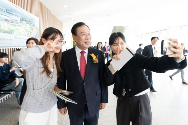 2024 세종청년취업박람회장을 둘러보고 있는 최민호 세종시장