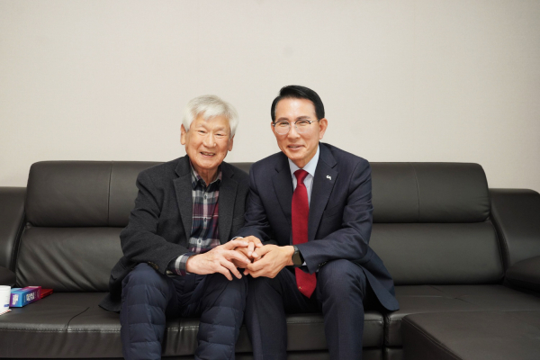 이완섭 서산시장이 애국지사 허경 선생의 유족 허영일 씨를 만나 위문했다.