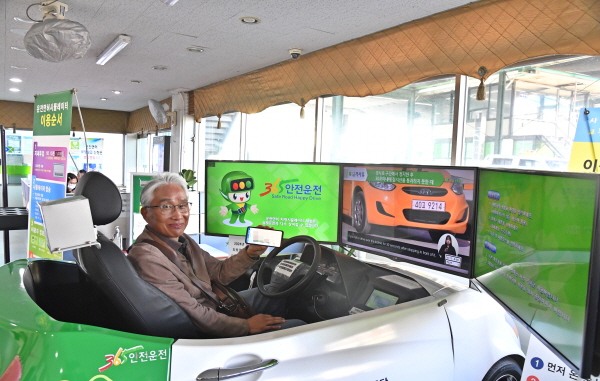 모바일 운전면허증 발급행사를 통해 한 어르신이 스마트폰 화면에 새로 발급받은 모바일 운전면허증을 보여주고 있다