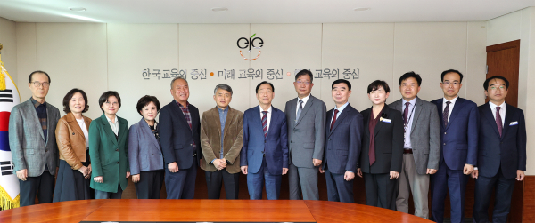 ‘2024년도 제2회 대전행복교육장학재단 이사회’ 개최 단체사진