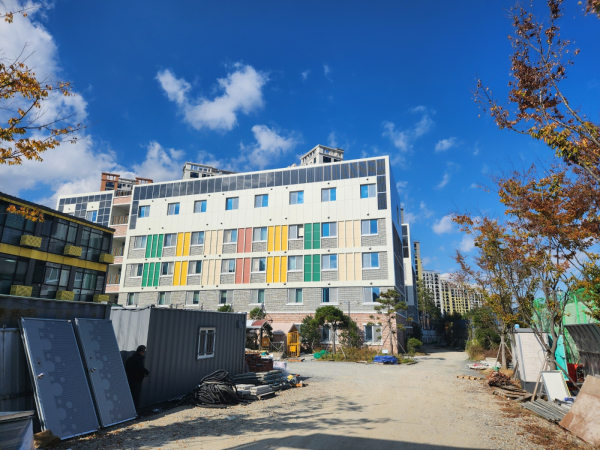 민간명예감독관과 학교 공사현장 점검 모습