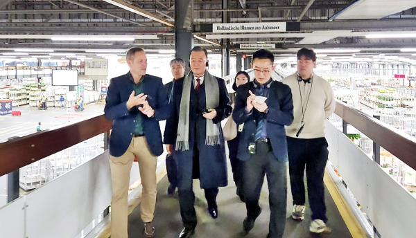 알스미어 로얄 플로라홀랜드 경매장 방문 현장 사진 * aT 홍문표 사장(좌측 3번째), 로얄 플로라홀랜드 경매장 관계자 Auke Heins(좌측 1번째)