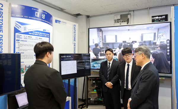 지난 12일부터 13일까지 개최된 ‘2024 SCH E-FESTA’의 캡스톤디자인 우수 작품 전시회에서 대상을 수상한 ‘차한대 인재’팀이 수상작에 대한 설명을 진행하고 있다.